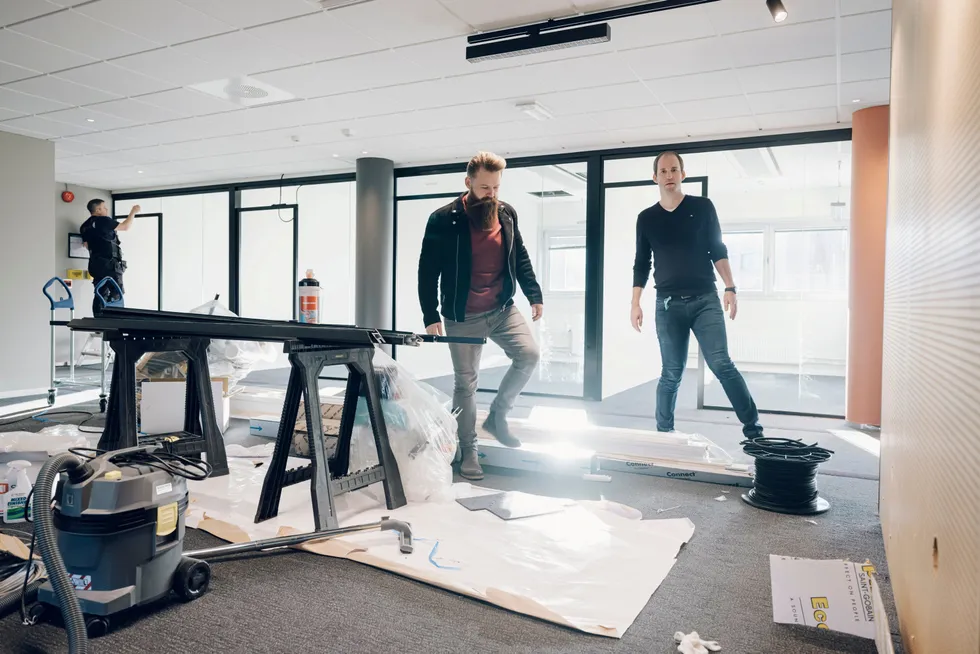 Lade-selskapet Easee skal fylle kontorbygget på Forus med 250 ansatte. Innkjøps- og logistikksjef Torstein Midtbø, (til høyre) og kommersiell direktør Caspar Mariero-Klees (til venstre) inspiserer bygget.