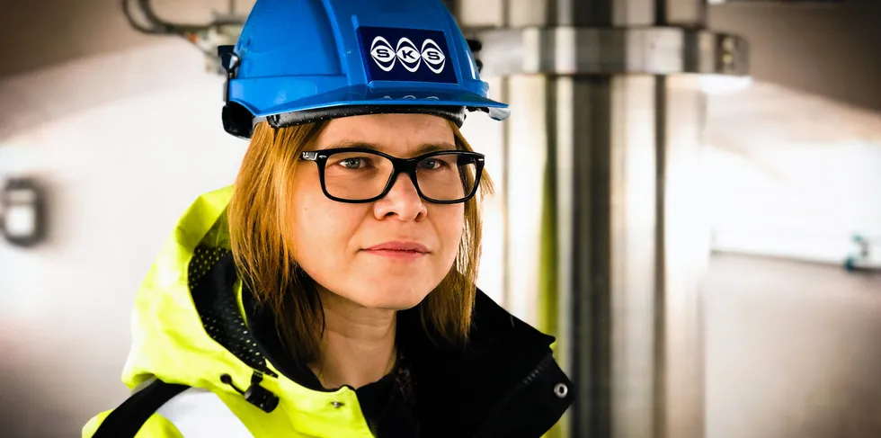 Konsernsjef i Salten Kraftsamband, Liina Veerme, sier at det føles usikkert å starte utbyggingen på grunn av mulige grunnrenteskatter på småkraft.