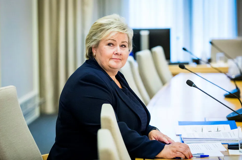 Statsminister Erna Solberg var til stede under forrige høring sammen med en rekke andre nåværende og tidligere medlemmer av regjeringen.