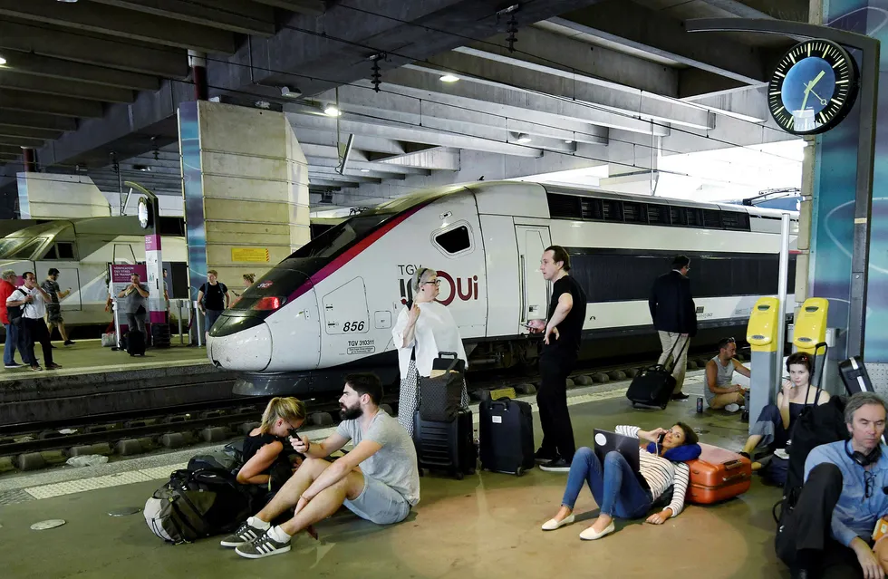 Det er store problemer med togtrafikken i Paris. Her venter reisende på togstasjonen Montparnasse i den franske hovedstaden. Foto: GERARD JULIEN/AFP/NTB Scanpix