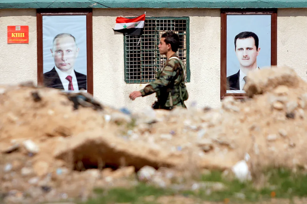 USAs president Donald Trump tonet torsdag ned krigsretorikken mot Syria og Russland etter å ha varslet at et angrep er nært forestående. Her et bilde av en syrisk regjeringssoldat utenfor Øst-Ghouta. Foto: Omar Sanadiki/Reuters/NTB Scanpix