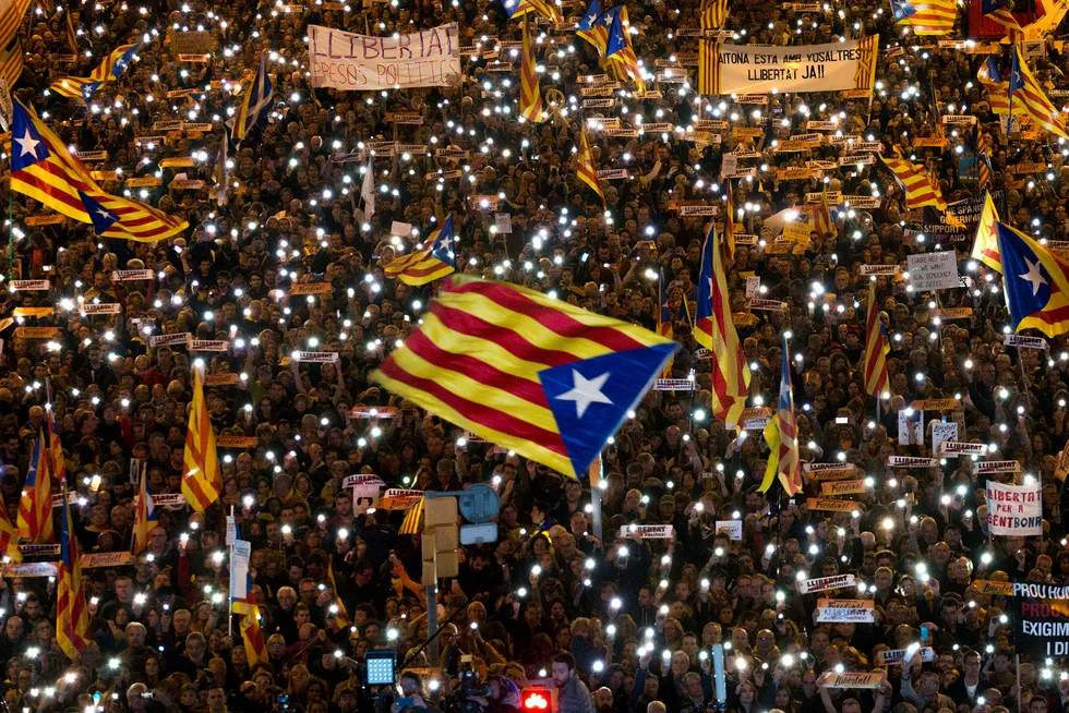 Demonstranter samlet i Barcelona for å protestere mot fengsling av katalanske politikere. Foto: Emilio Morenatti / AP / NTB scanpix