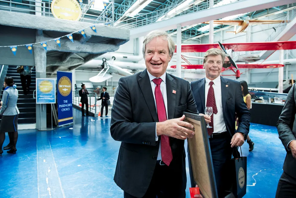 Norwegian-sjef Bjørn Kjos (fra venstre) og styreleder Bjørn H. Kise fikk en stor gevinst i fjor på utlån av aksjer til investorer som vil spekulere i kursfall. Her er de to på et flyshow i Paris i 2015. Foto: Klaudia Lech