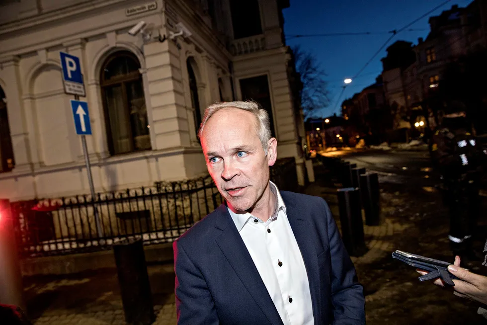 Jan Tore Sanner på vei inn til møte med Erna Solberg i statsministerboligen mandag kveld