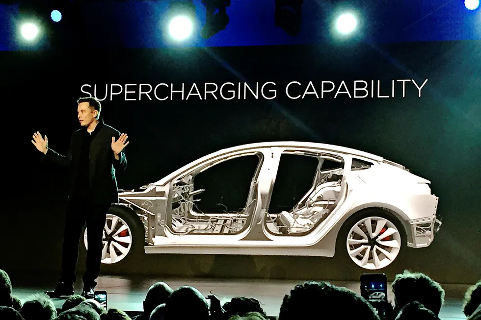 I mars 2016, viste Elon Musk frem Model 3 for første gang. Foto: Justin Pritchard