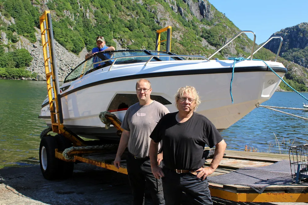 Mange fritidsbåter er tatt over Listeid i sommer av «båt-trekkerne» Geir Steinar Sudland og Thor Herman Sudland (t.h.)