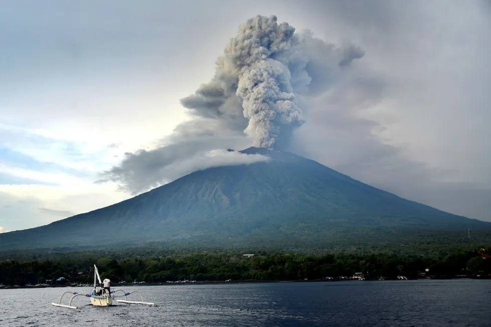 Beredskapen er fortsatt på høyeste nivå rundt Mount Agung på Bali. Foto: Sonny Tumbelaka/AFP/NTB Scanpix