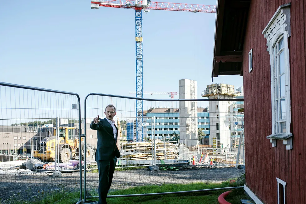 – Dette er en av de første boplassene som ble etablert i Norge. Det vitner om at det er et godt sted å bo, sier konserndirektør Andreas Jul Røsjø i AF Gruppen om boligbyggingen i Lillogården ved Storo i Oslo. Foto: Nicklas Knudsen