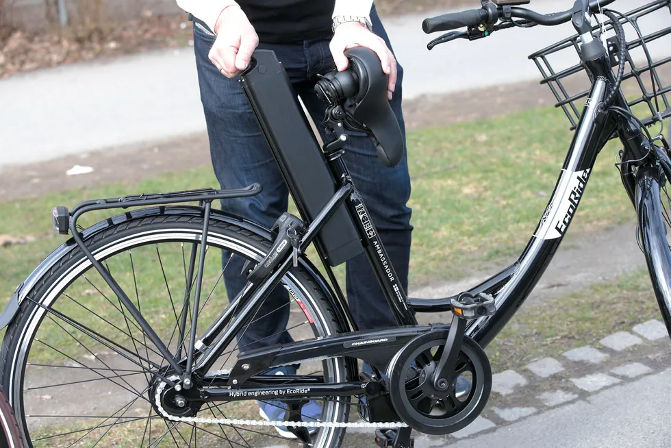 Forskere i Sverige har sett på om elsykler oppfører seg annerledes enn vanlige sykler i en ulykke.