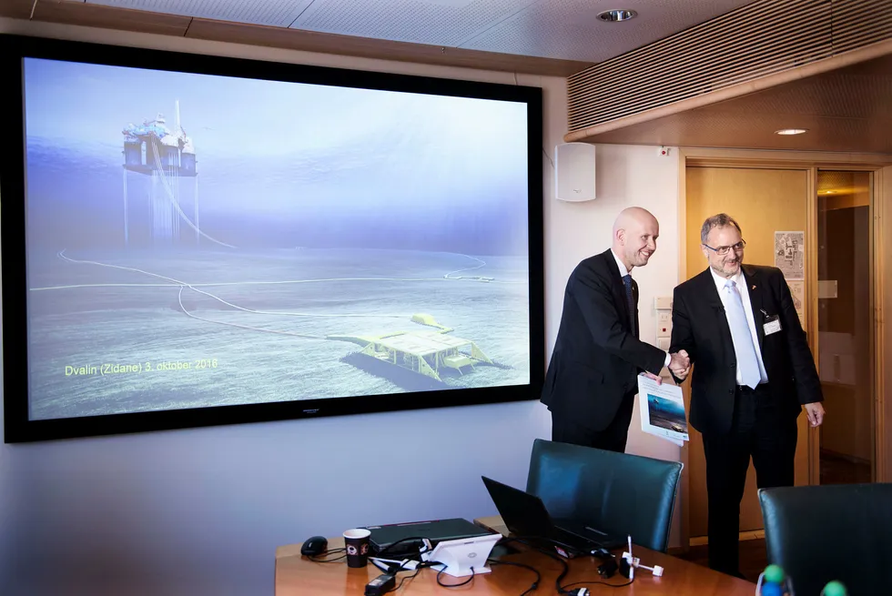 Oljeselskapet DEAs norgessjef Hans-Hermann Andreae (til høyre) leverer inn plan for utbygging og drift av gassfeltet Zidane. Til venstre daværende olje- og energiminister Tord Lien. Foto: Per Ståle Bugjerde