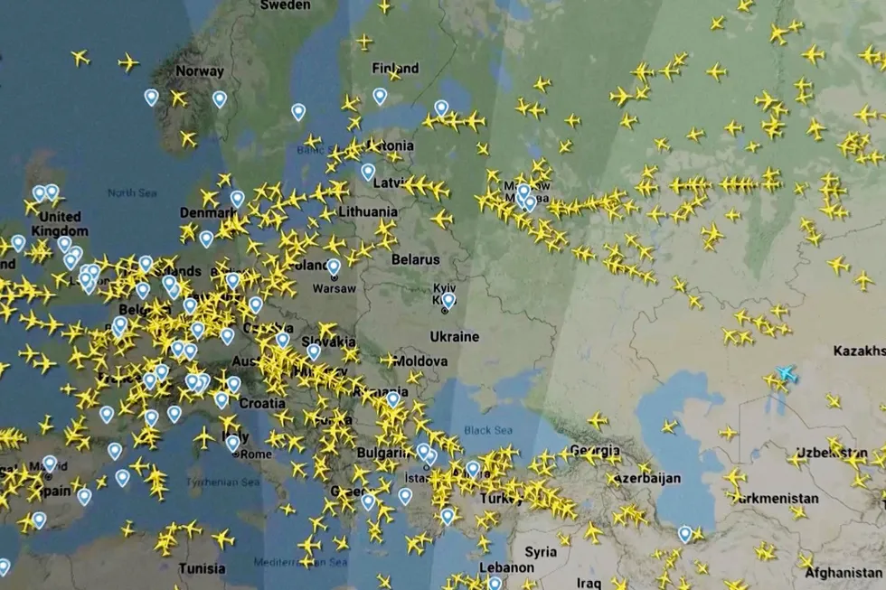 En skjermdump fra nettstedet Flightradar viser hvordan flytrafikken unngår ukrainsk luftrom torsdag etter at Russland startet krigføring mot flere mål i landet. SAS er blant selskapene som har innstilt sine flyvninger til Kyiv.