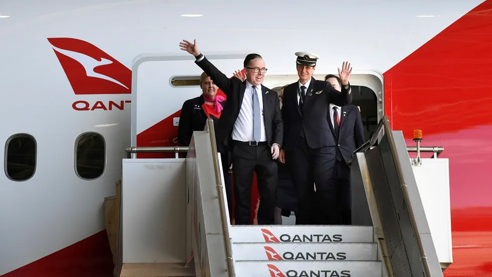 Qantas-sjef Alan Joyce etter landing fra den første direkteflyvningen mellom London og Sydney i november 2019. Nå kutter verdens eldste flyselskap avganger og ser ingen bedring for luftfartssektoren før tidligst i september.