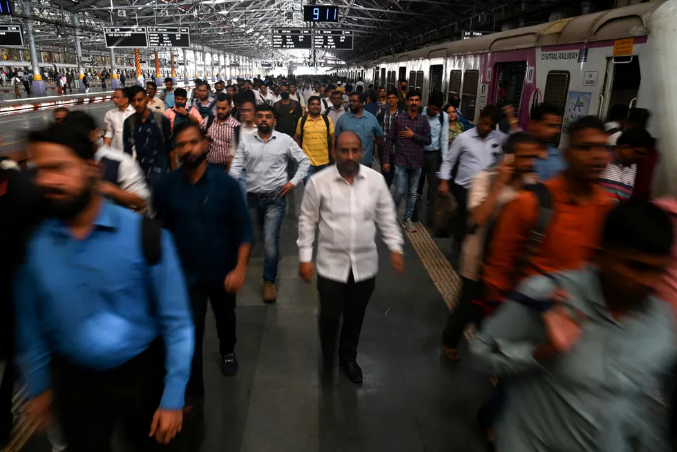 India vil offisielt gå forbi den tidligere koloniherren Storbritannia i år og bli verdens femte største økonomi – bak USA, Kina, Japan og Tyskland. Her fra jernbanestasjonen Chhatrapati Shivaji Maharaj Terminus i Mumbai, som ble åpnet i 1887.