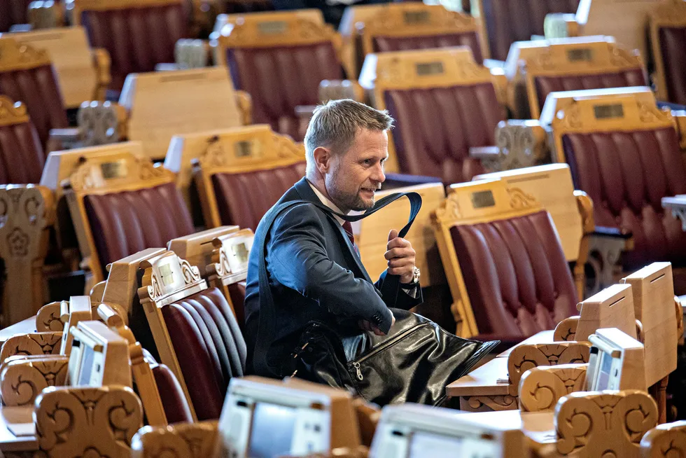 Helseminister Bent Høie har fått beskjed av Stortinget om at han har ansvar for å ordne opp i flyambulanse-saken. Foto: Aleksander Nordahl