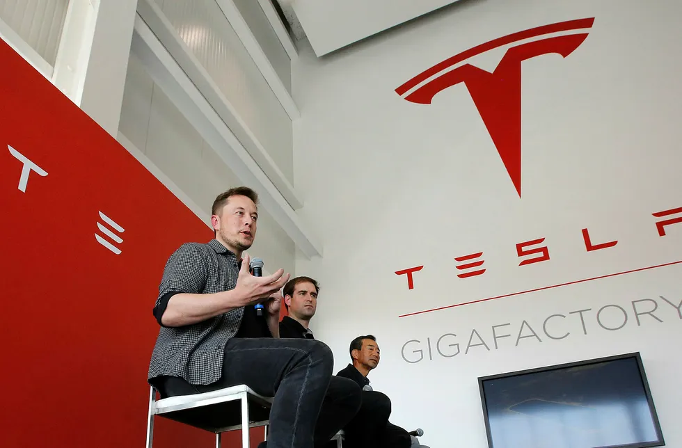 Tesla-sjef Elon Musk forsikrer at selskapet skal levere som lovet, og avviser skepsisen fra Goldman Sachs. Her ved Teslas store fabrikk i Sparks, Nevada. Foto: Rich Pedroncelli/AP/NTB Scanpix