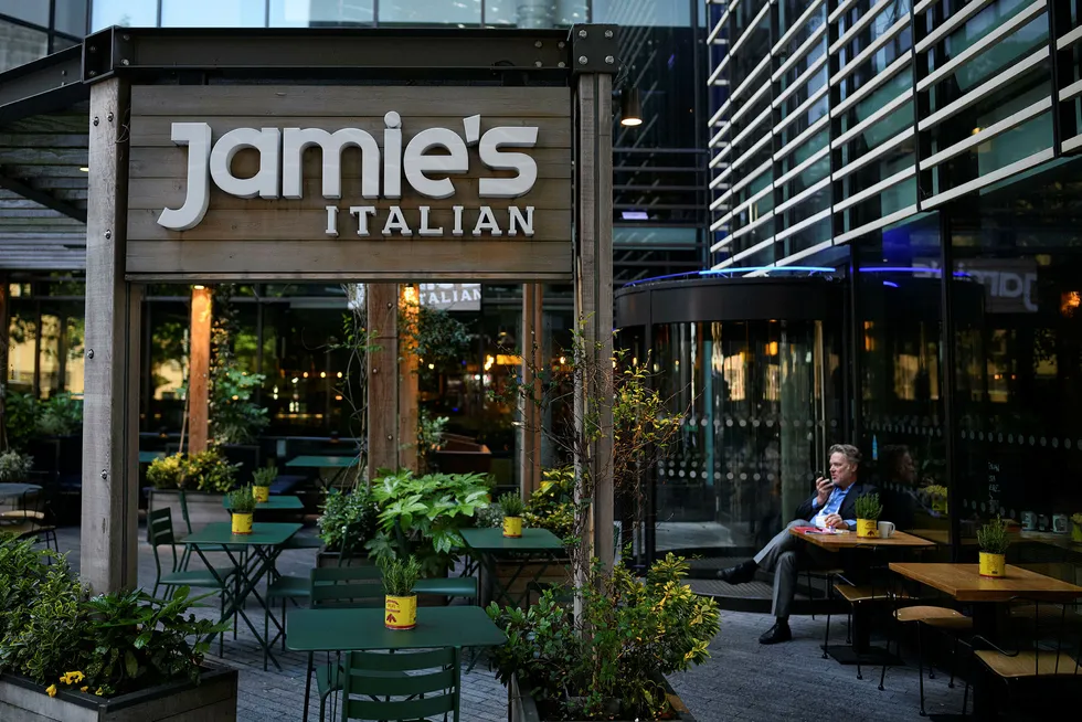 Jamie Olivers britiske restauranter, blant annet 23 filialer av Jamie's Italian, er nå satt under administrasjon på grunn av økonomiske problemer. Mer enn 1000 arbeidsplasser står i fare. Her fra en av restaurantene i London.