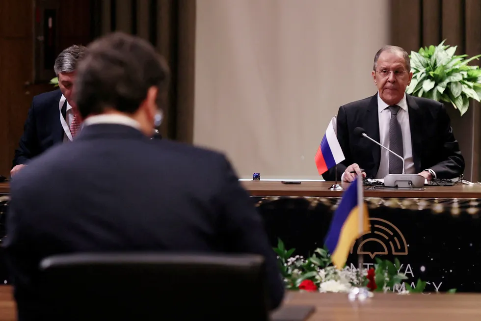 Den russiske utenriksministeren Sergei Lavrov, den ukrainske utenriksministeren Dmytro Kuleba møtes til samtaler i Tyrkia, sammen med den tyrkiske utenriksministeren Mevlüt Çavusoglu (ikke avbildet). Antalya, Tyrkia 10. mars 2022.