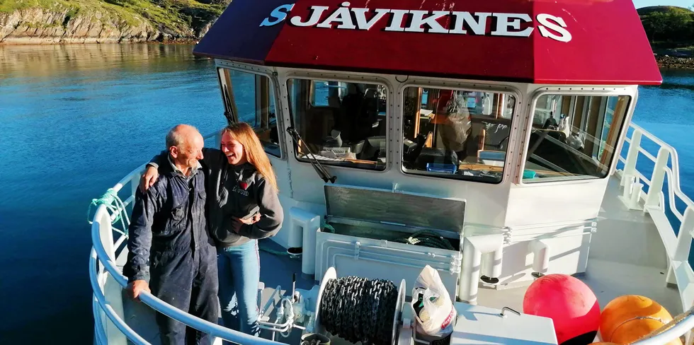 Bjørk Heen (15) fant tonen med skipper Bjørnar Sjåvik på «Sjåviknes». - Han ble både bestefar og bestevenn, sier tiendeklassingen som hev seg med på en uke på lofotfiske.