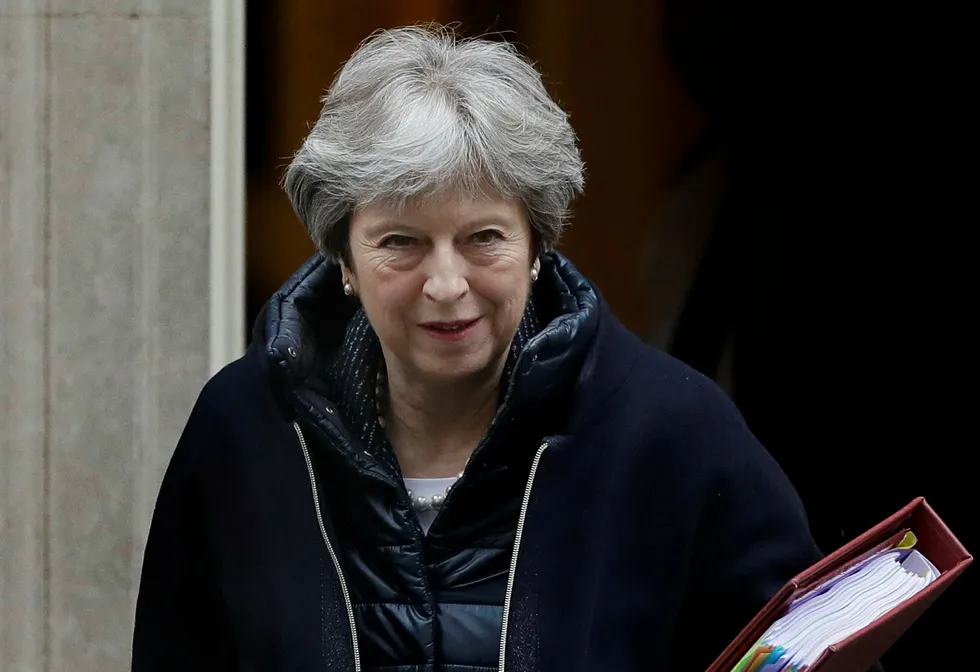 Storbritannias statsminister Theresa May ser ut til å åpne for et Syria-angrep uten å få grønt lys av Parlamentet. Foto: Kirsty Wigglesworth / AP / NTB scanpix