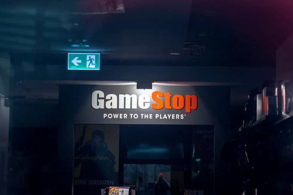 En Gamestop-logo i en forretning i Frankfurt i januar 2021, da aksjekursene hadde en ellevill opptur.