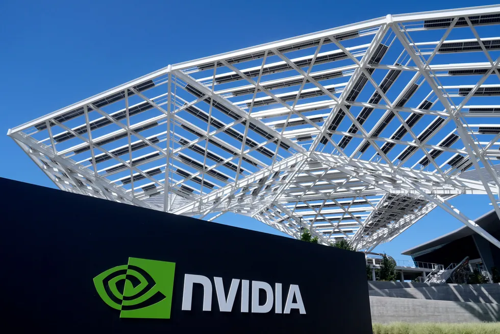 Markedene venter på kvartalsrapporten fra Nvidia etter de amerikanske børsene stenger på onsdag. Det ventes at aksjekursen kan gå ni prosent – begge veier, avhengig av resultatene. Her fra hovedkontoret i Santa Clara.