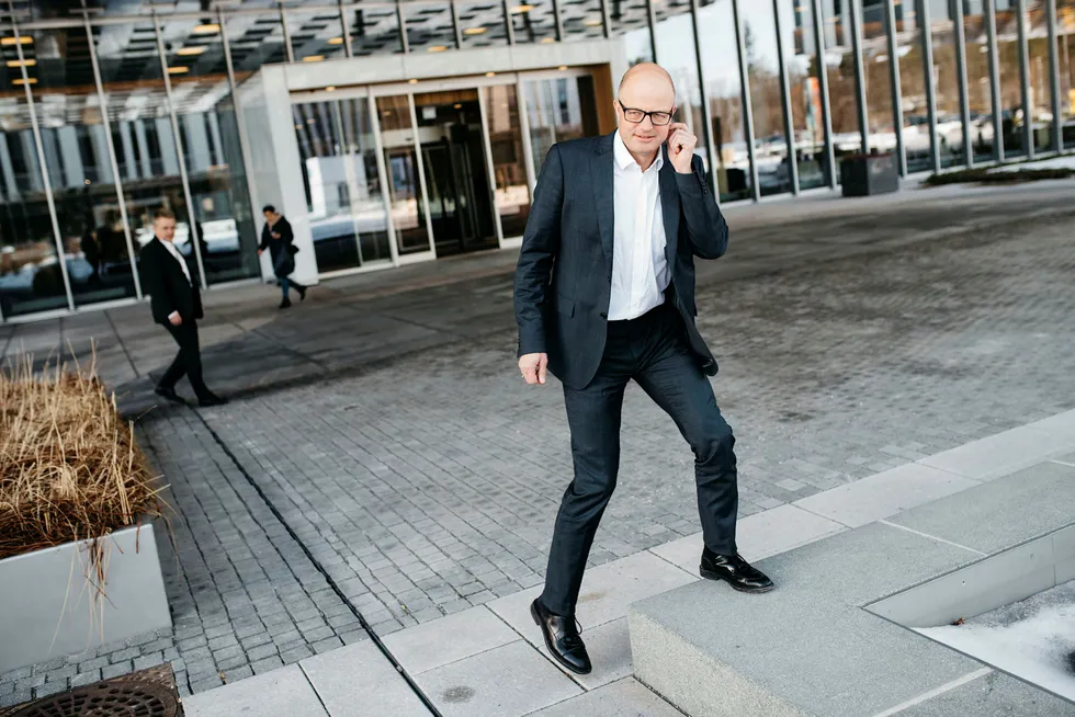 – Vi oppfatter at mange potensielle kunder sitter og avventer å ta tunge investeringsbeslutninger som kan bli utløst hvis rammebetingelsene forbedres, sier konsernsjef Karl-Petter Løken i Kværner.