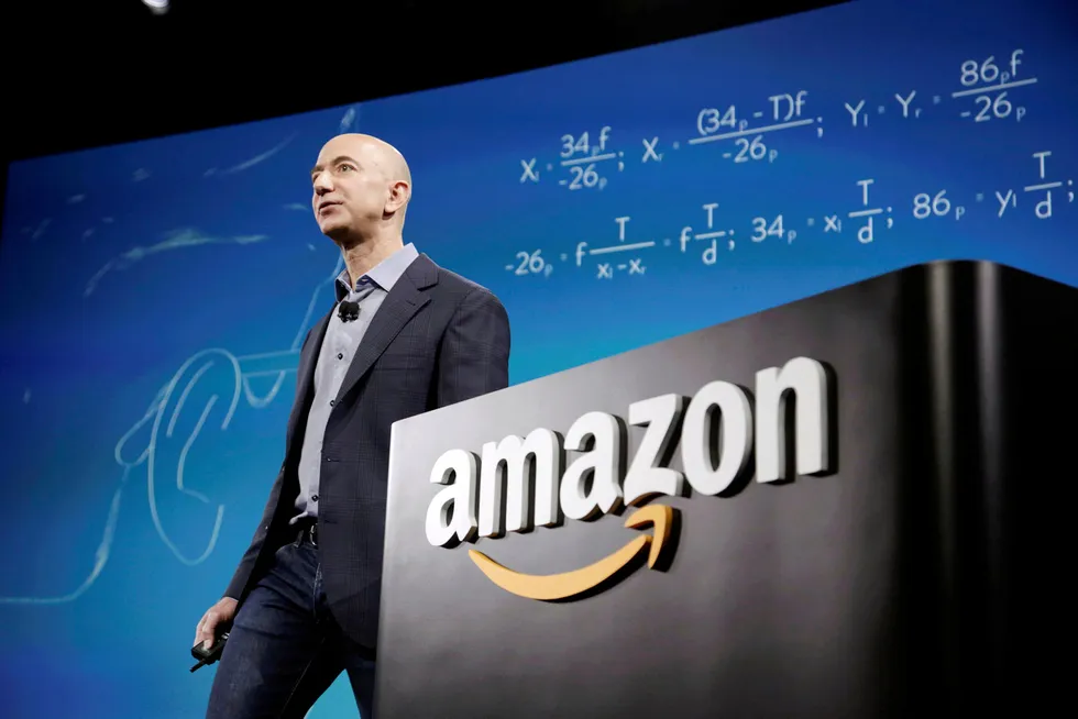 Jeff Bezos kunngjorde ved fremleggelsen av fjerdekvartals-rapporten at han går av som administrerende direktør i Amazon, som han selv grunnla. Andy Jassy skal ta over for Bezos i løpet av tredje kvartal i år.