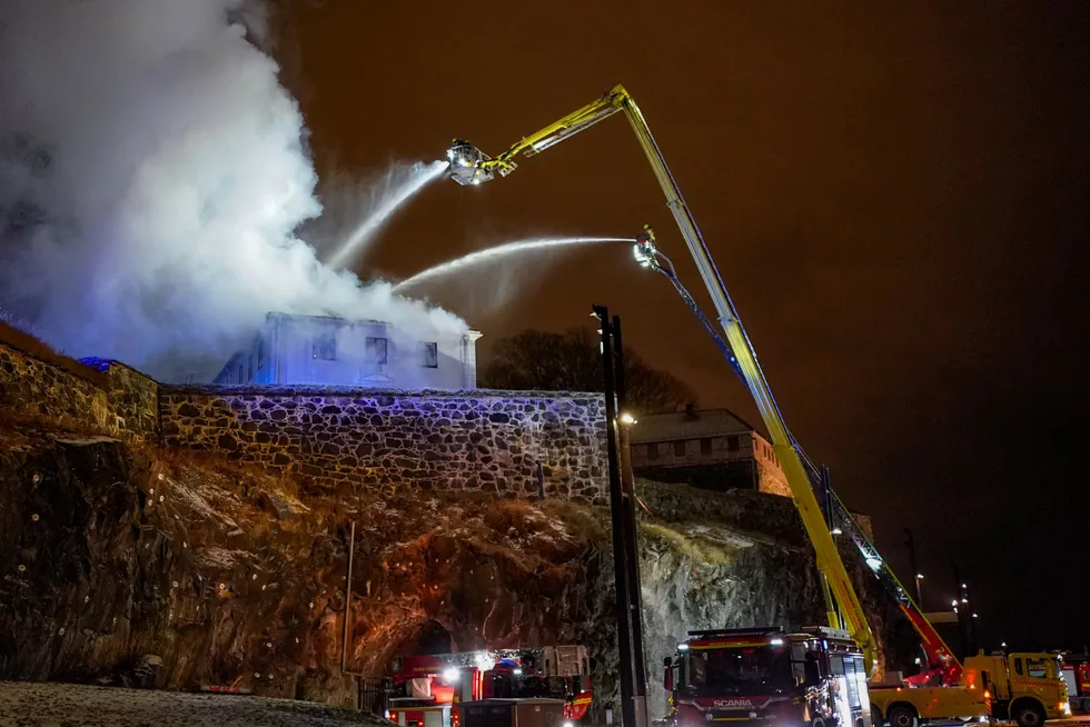 Mannskaper fra Oslo brann- og redningsetat jobbet lørdag kveld og natt til søndag med å slukke brann i Festningen restaurant i Oslo sentrum. Brannen er nå slukket.