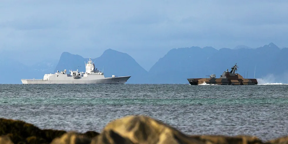 AREALKONFLIKT: Økende aktivitet fra blant annet Forsvaret og Andøya Space Center i havområdene utenfor Andøya, skaper frustrasjon for fiskerne, som frykter de skal bli fortrengt fra fiskefeltene. Her fra en øvelse utenfor Andenes i 2016.