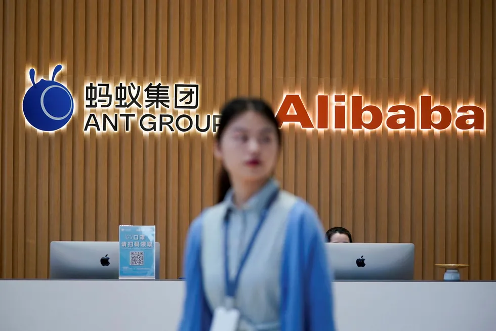 Ant Group gjør seg klar til børsnotering i Hongkong og Shanghai. Det har vært rekordstor interesse fra småinvestorer å delta i emisjonen. Her fra hovedkontoret i den kinesiske storbyen Hangzhou.