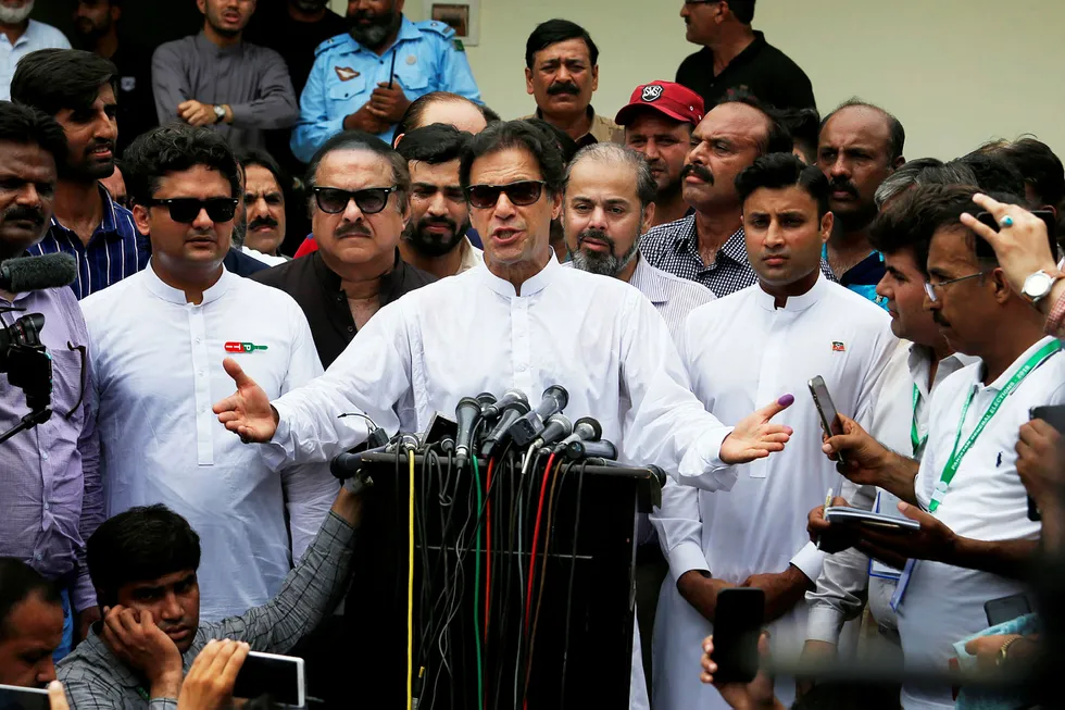 Imran Khan leder valget i Pakistan. Foto: Anjum Naveed/AP/NTB scanpix