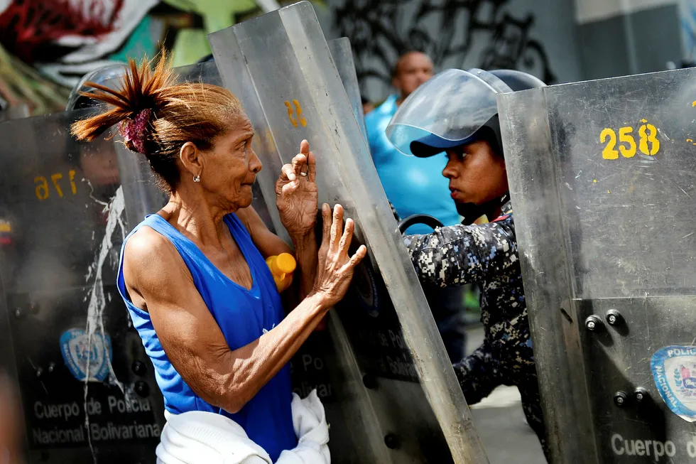 I dag dør folk av underernæring og sykdom i Venezuela. En kvinne går i protest mot opprørspolitiet på grunn av mangel på mat. Foto: Federico Parra/AFP/NTB Scanpix