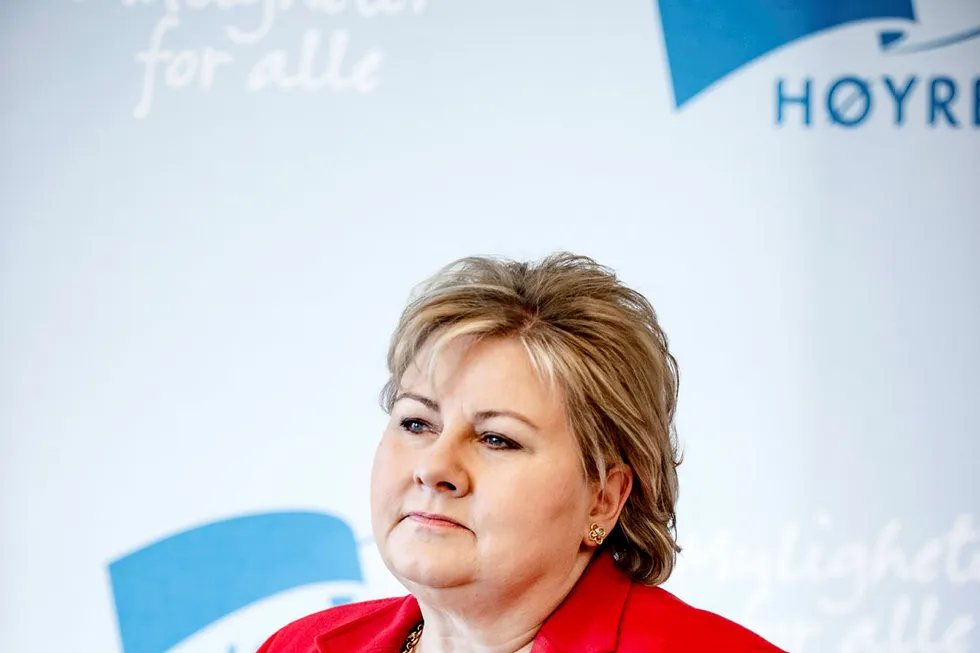 Statsminister Erna Solberg (H) gir opp å fjerne skatten på formue. Foto: Fartein Rudjord