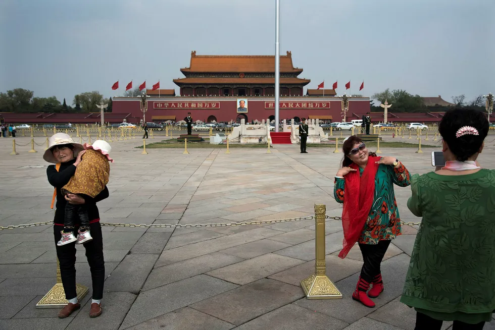 Rosen av kommunistregimet spiller rett inn i Beijings forsøk på å styrke sin internasjonale standing. Til tross for at viruset oppstod i Kina, skriver Trine Skei Grande i innlegget. Turister fra landsbygden poserer på Tiananmen Square i Beijing.