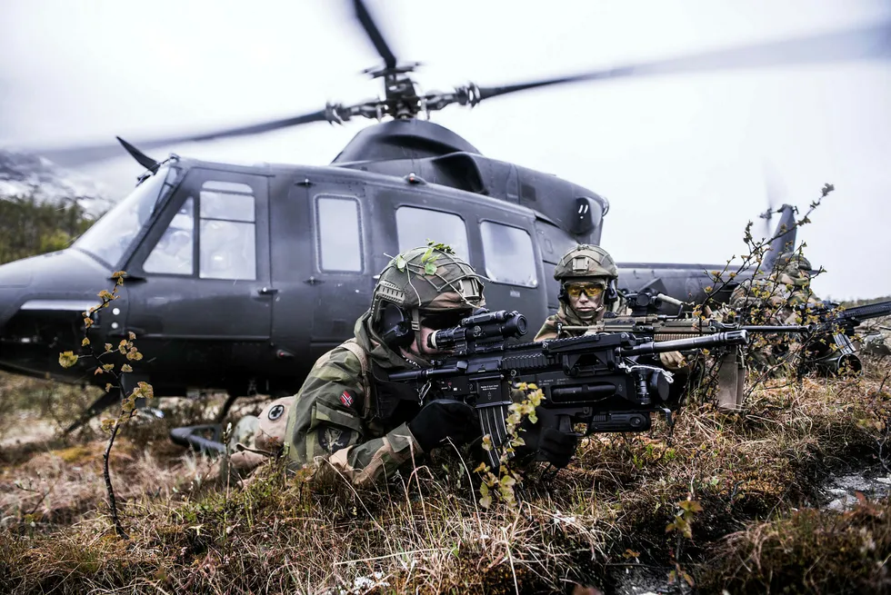 Når nye NH 90 helikoptre til Kystvakten ankommer, og redningshelikoptre av typen AW 101 blir satt inn i tjenesten om et par år, vil den totale helikopterkapasiteten i Nord-Norge øke. Her soldater under skarpskyting i Setermoen skytefelt. Foto: Frederik Ringe / Forsvaret