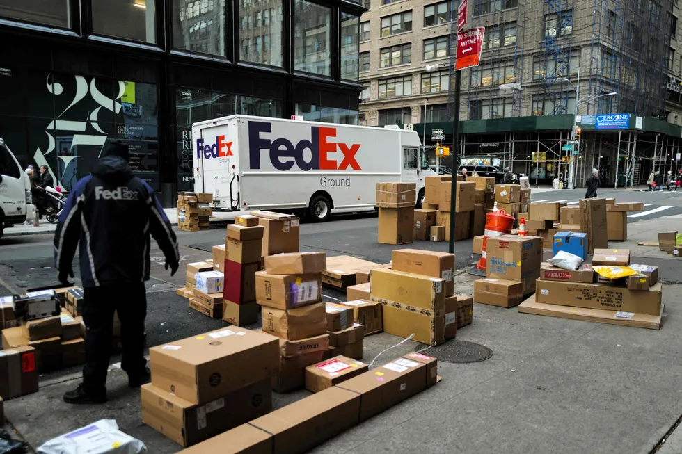 FedEx-kursen falt med nesten ti prosent i etterhandelen etter at selskapet meldte om svakere internasjonal etterspørsel etter frakt enn venter. Her fra Manhattan New York City i desember.