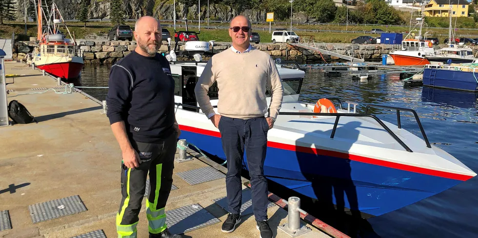 Fra venstre; Per Helge Buvarp, vedlikeholdsleder i Midt Norsk Havbruk, og Greger Samuelsen, markedssjef i Folla Maritime Service.