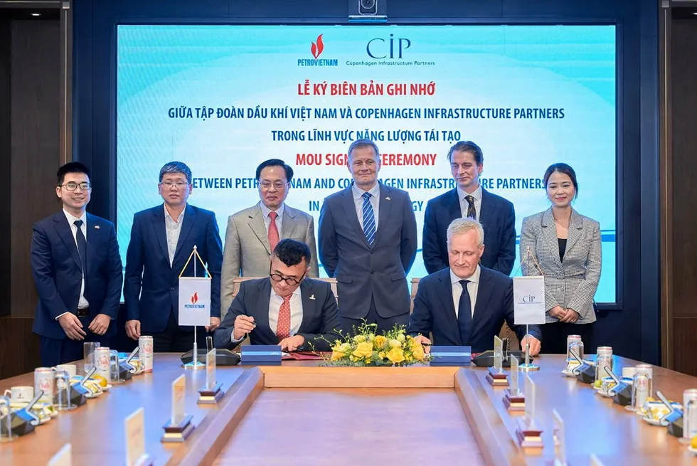 The PetroVietnam and CIP signing ceremony.
