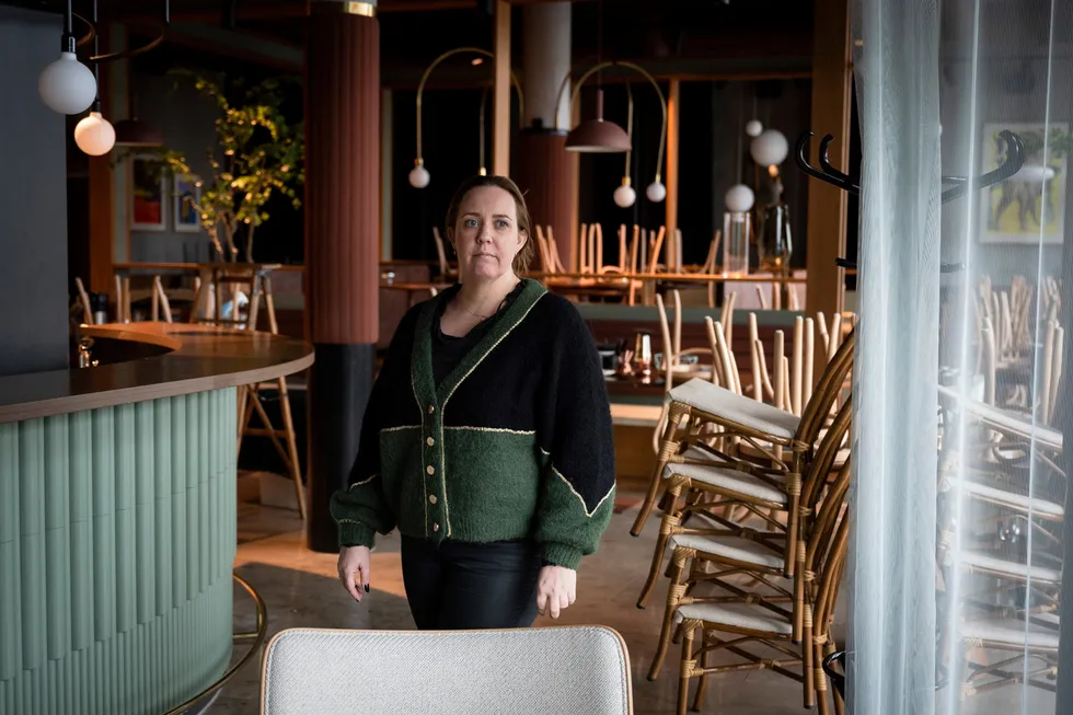 – Jeg har drevet restaurant i mange år nå, og aldri vært med på noe så utfordrende. Det er så innmari uforutsigbart, sier Kari Innerå som driver restauranten Brasserie Rivoli.