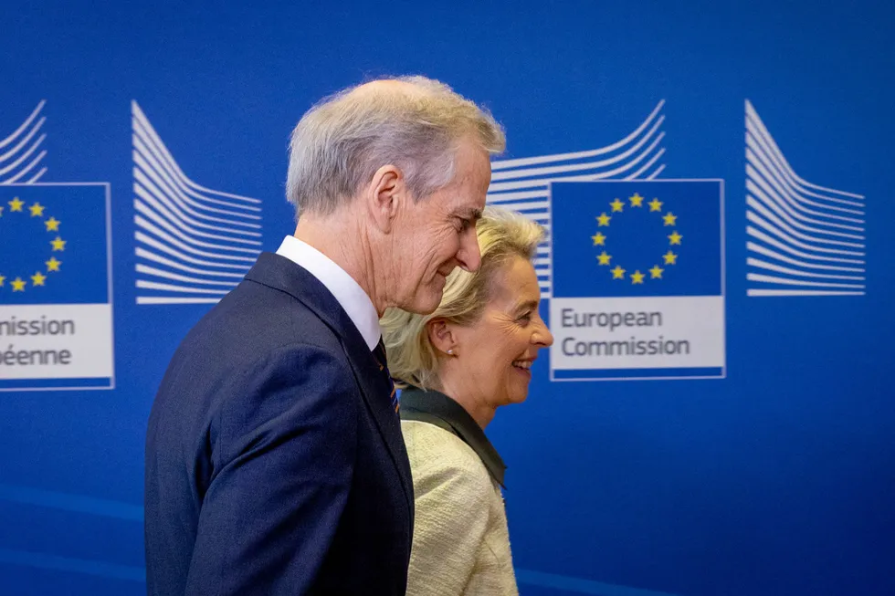 Jusen må styre i vårt forhold til EU, men ikke styre alene, ifølge kronikkforfatteren. Europakommisjonens president Ursula von der Leyen tar i mot statsminister Jonas Gahr Støre i Brussel i februar i fjor.