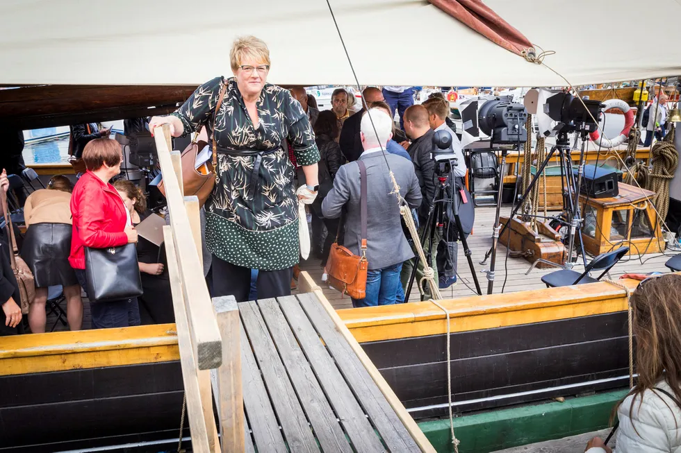 Kulturminister Trine Skei Grande forlater mediebåten etter debatt under Arendalsuka. Nå varsler departementet at det tar sikte på å skrive avtale med TV 2 før utløpet av måneden.