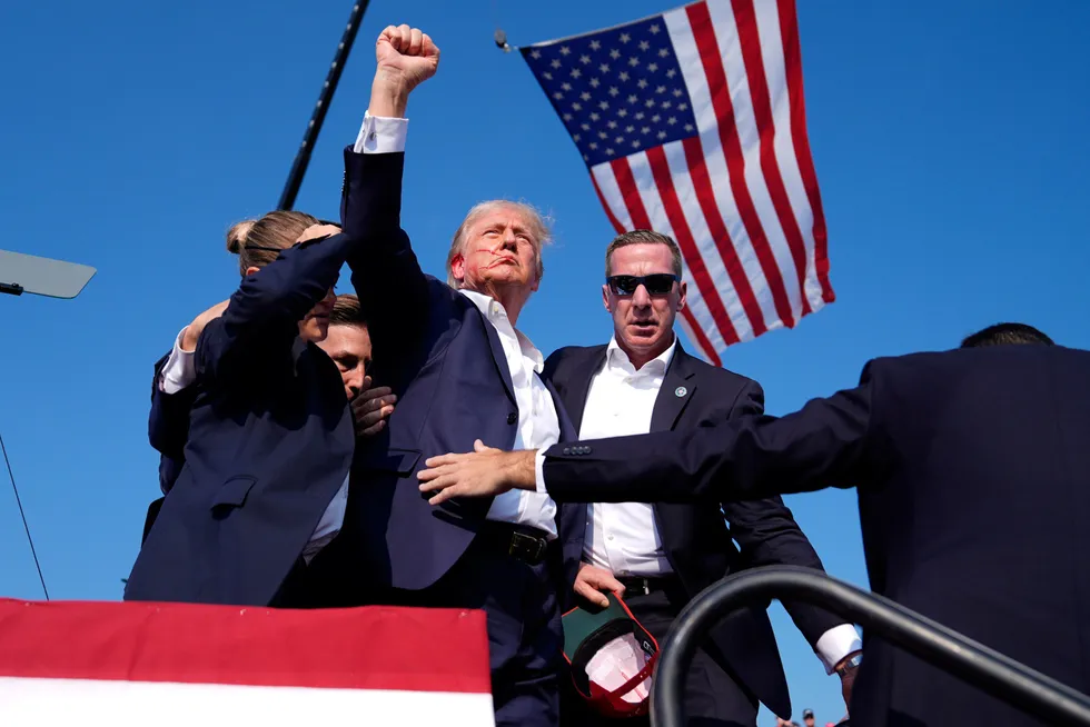 Donald Trump føres av scenen i den lille byen Butler, nord for Pittsburgh i Pennsylvania.