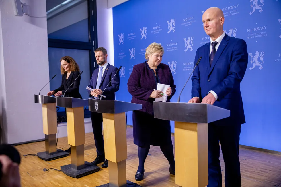 Camilla Stoltenberg (fra venstre), Bent Høie, Erna Solberg og Bjørn Guldvog har pressekonferanse om koronatiltakene 12. mars i fjor.