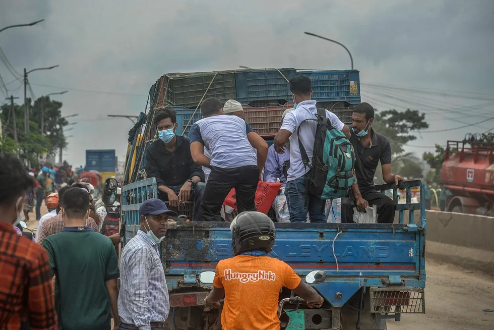 Myndighetene i Bangladesh har beordret en full nedstengning for hele landet fra torsdag. Mange har forsøkt å komme seg vekk fra hovedstaden Dhaka for å reise til landsbygden før nedstengningen starter.