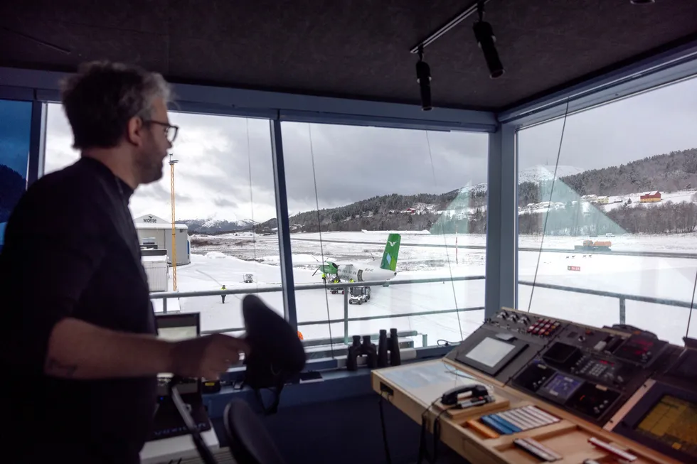 Fra tårnet på Ørsta-Volda lufthavn har Daniel Klepp tatt ned dagens første Widerøe-fly fra Oslo. Det sirklet over flyplassen i en halvtime i påvente av at en snøbyge med kraftig vind blåste forbi. Nå trues tårnet av nedleggelse.