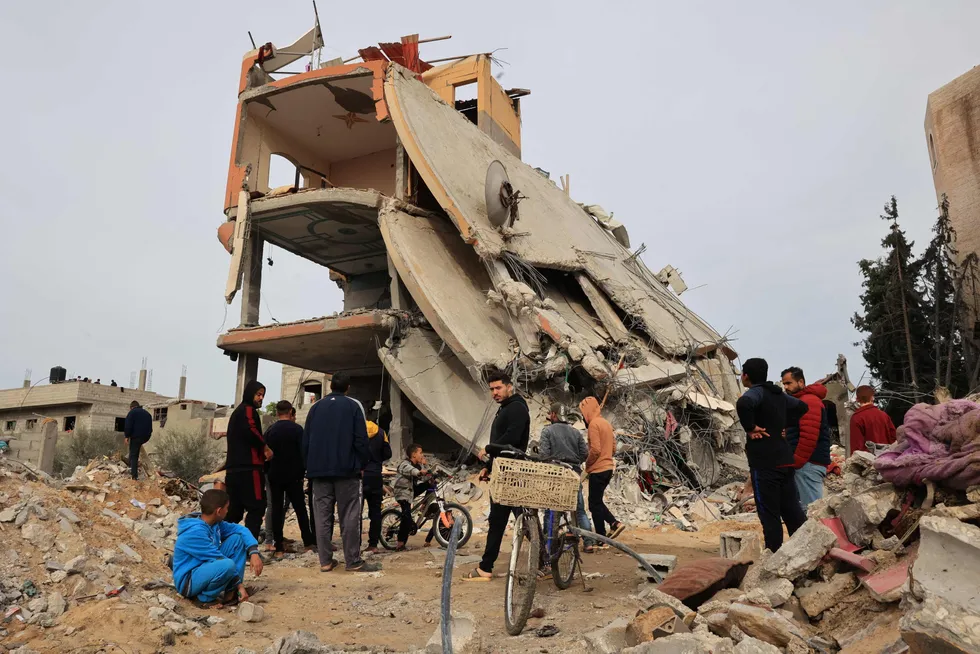 Palestinere ser på virkningene av Israels bombing i Khan Yunis, sør på Gaza, 21 desember.