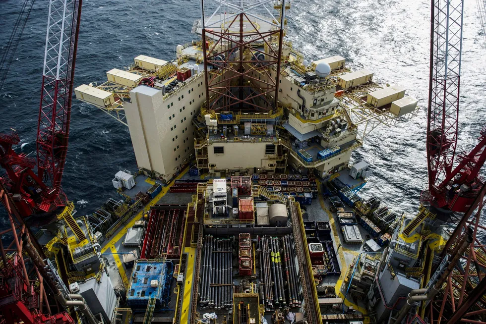 Maersk Drilling fusjonerer med Noble og skaper en ny riggkjempe. Bildet er tatt på riggen «Maersk Invincible», som var i arbeid på Valhall-feltet på norsk sokkel i 2019.