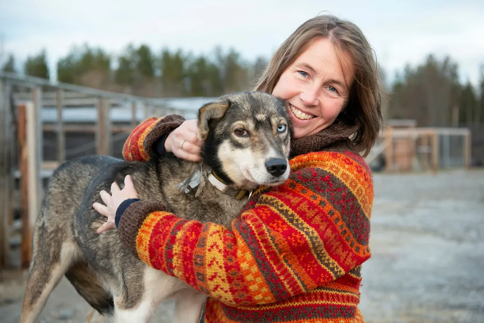 Hundekjører Trine Lyrek driver sammen med kokk Johnny Trasti selskapet Trasti & Trine utenfor Alta i Finnmark.