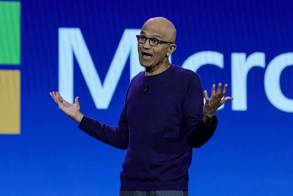 Under Satya Nadellas ledelse har Microsoft passert Apple som verdens mest verdifulle selskap. Microsoft har en markedsverdi på over 2940 milliarder dollar, mens Apple er verdt 2620 milliarder dollar.