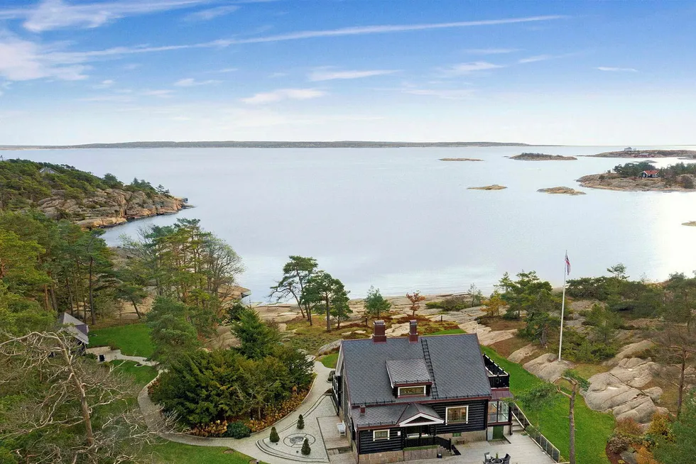 Tore Tidemandsens landsted med utsikt mot Hvaler, Vestfold og Strømtangen fyr, er solgt. Men prisen er foreløpig hemmelig.